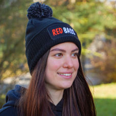 Zimní pletená čepice s bambulí REDBASS s nášivkou Zimní pletená čepice s bambulí REDBASS s nášivkou